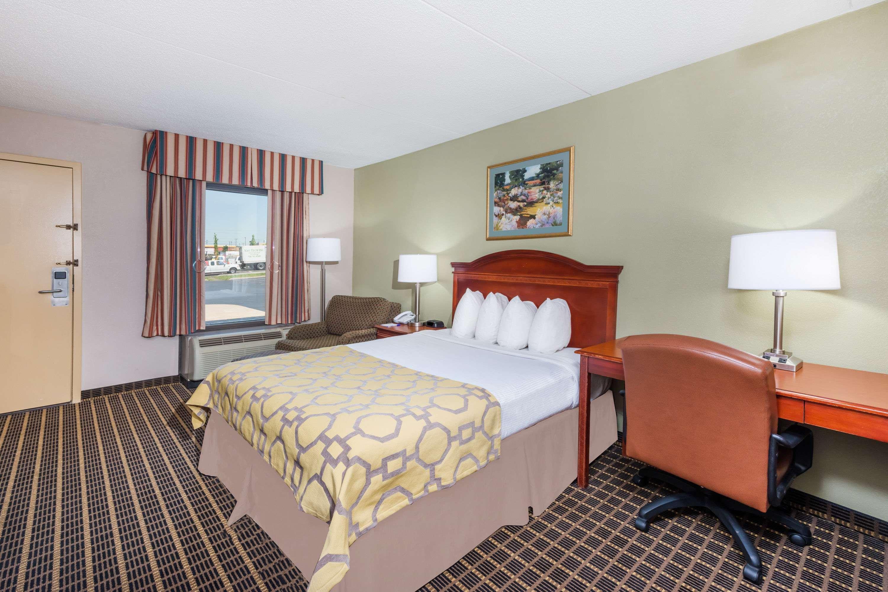 Baymont By Wyndham Clarksville Northeast Esterno foto