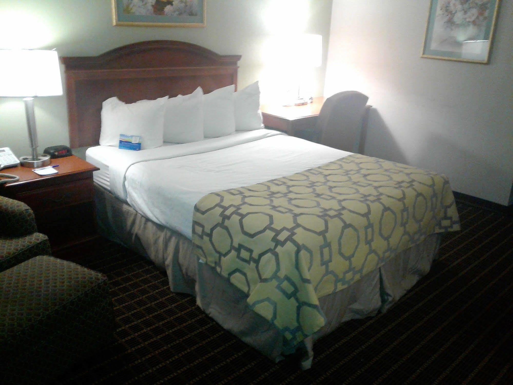 Baymont By Wyndham Clarksville Northeast Esterno foto