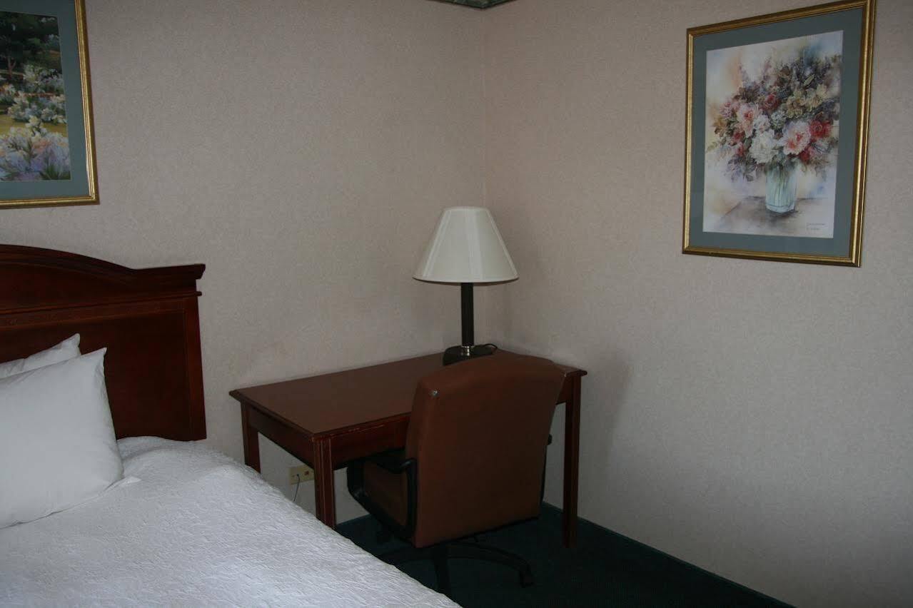 Baymont By Wyndham Clarksville Northeast Esterno foto